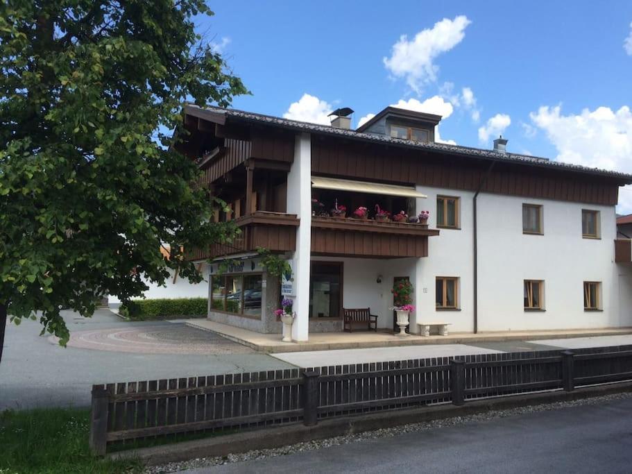 Barrierefreie Schoene Wohnung Im Eg كوسن المظهر الخارجي الصورة